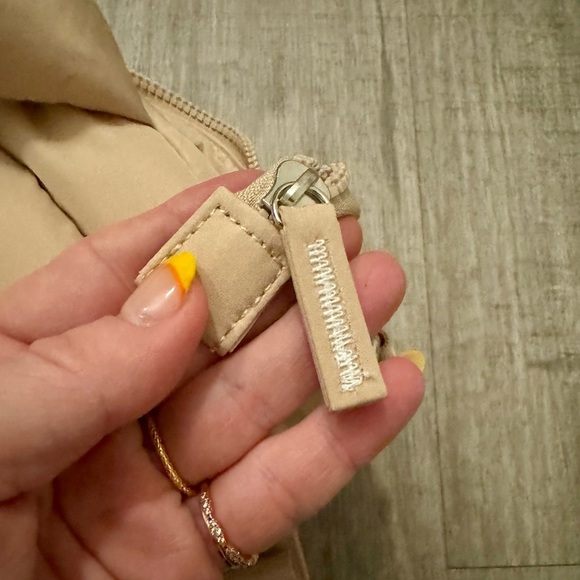 NWT Wilo The Label Beige Mini Two Strap Puffer Tote Bag ~ Women’s Active Wear - Picture 7 of 9